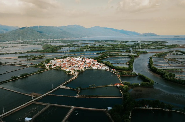 Phát hiện ngôi làng có duy nhất 1 đường vào gần Nha Trang, du khách ấn tượng với cảnh từ trên cao- Ảnh 1.