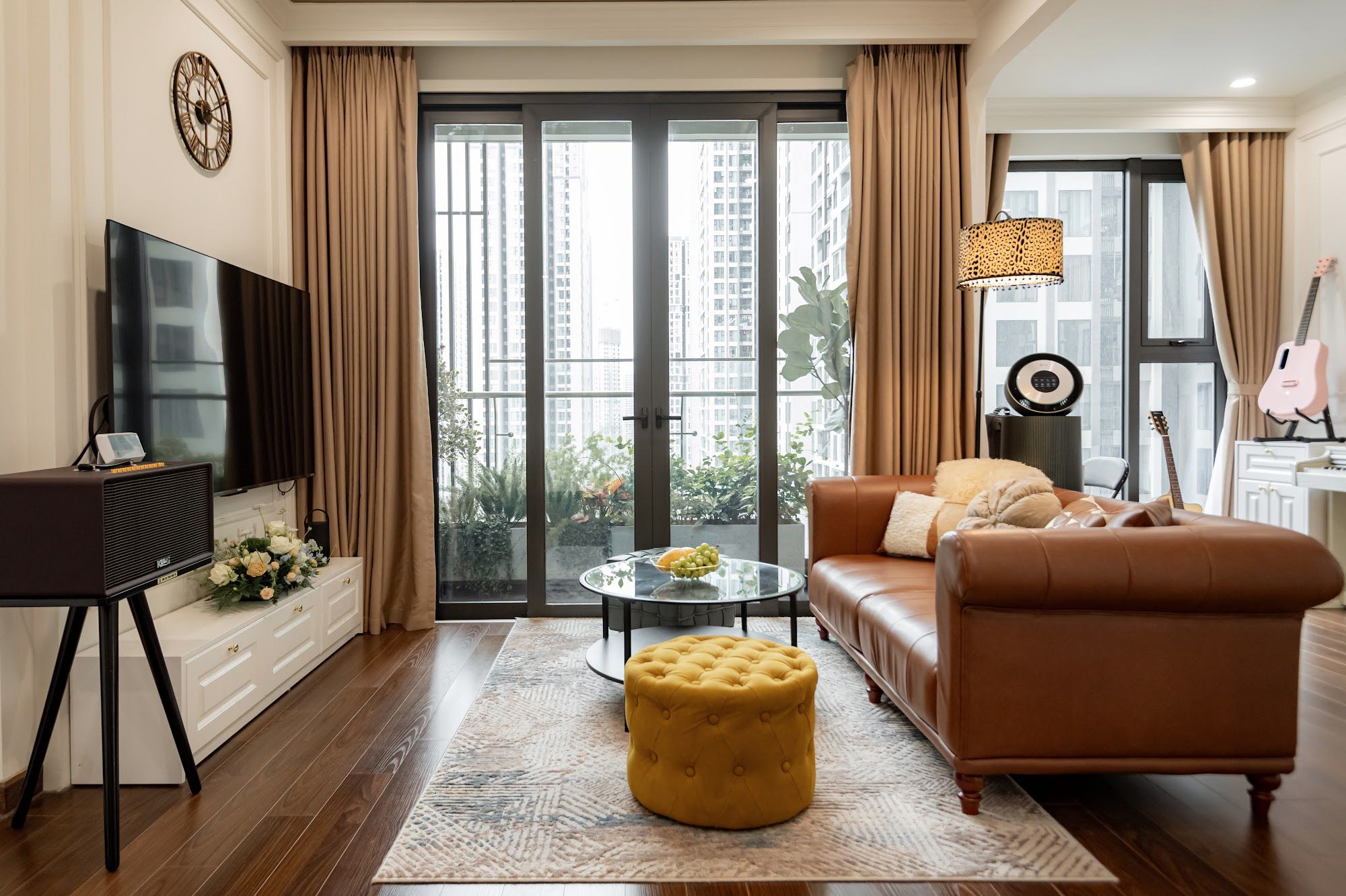 Ngắm căn hộ tối giản của vợ chồng trẻ Hà Nội: Gọn gàng, tinh tế và đậm chất nghệ thuật trong từng góc nhỏ- Ảnh 1.