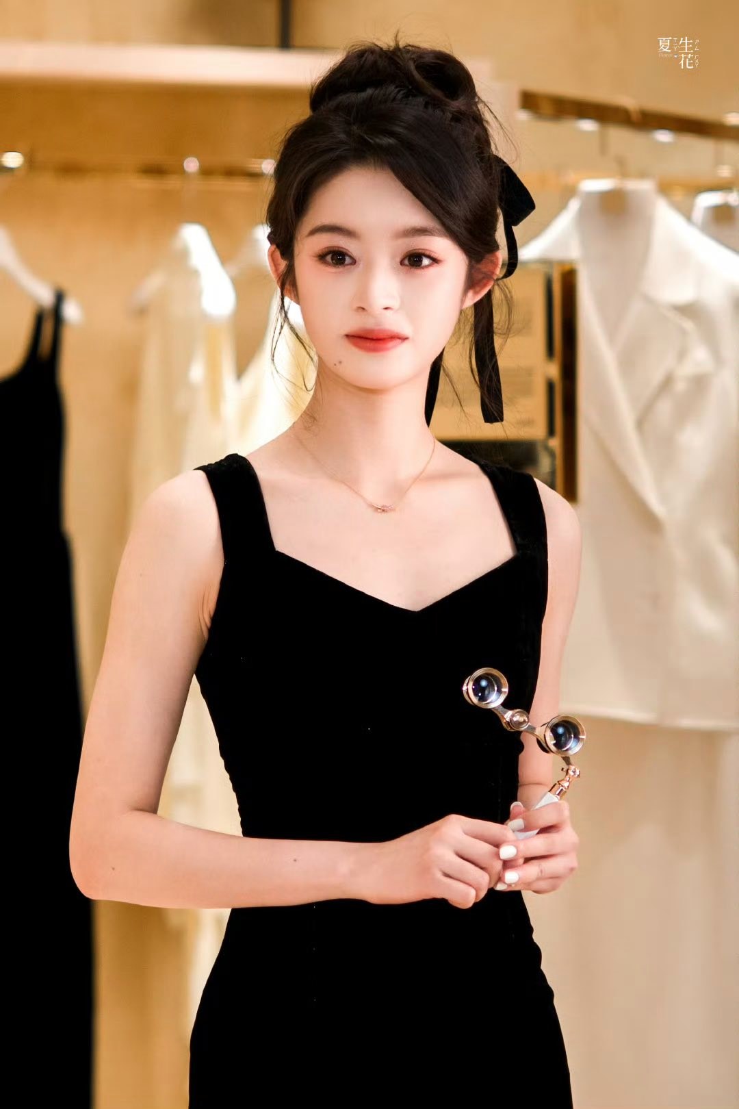 Chỉ vì 1 đôi hoa tai, mỹ nhân 17 tuổi bị lộ gia thế khủng, hóa ra là “công chúa hào môn” trong truyền thuyết- Ảnh 5. Chỉ vì 1 đôi hoa tai, mỹ nhân 17 tuổi bị lộ gia thế khủng, hóa ra là “công chúa hào môn” trong truyền thuyết- Ảnh 5.