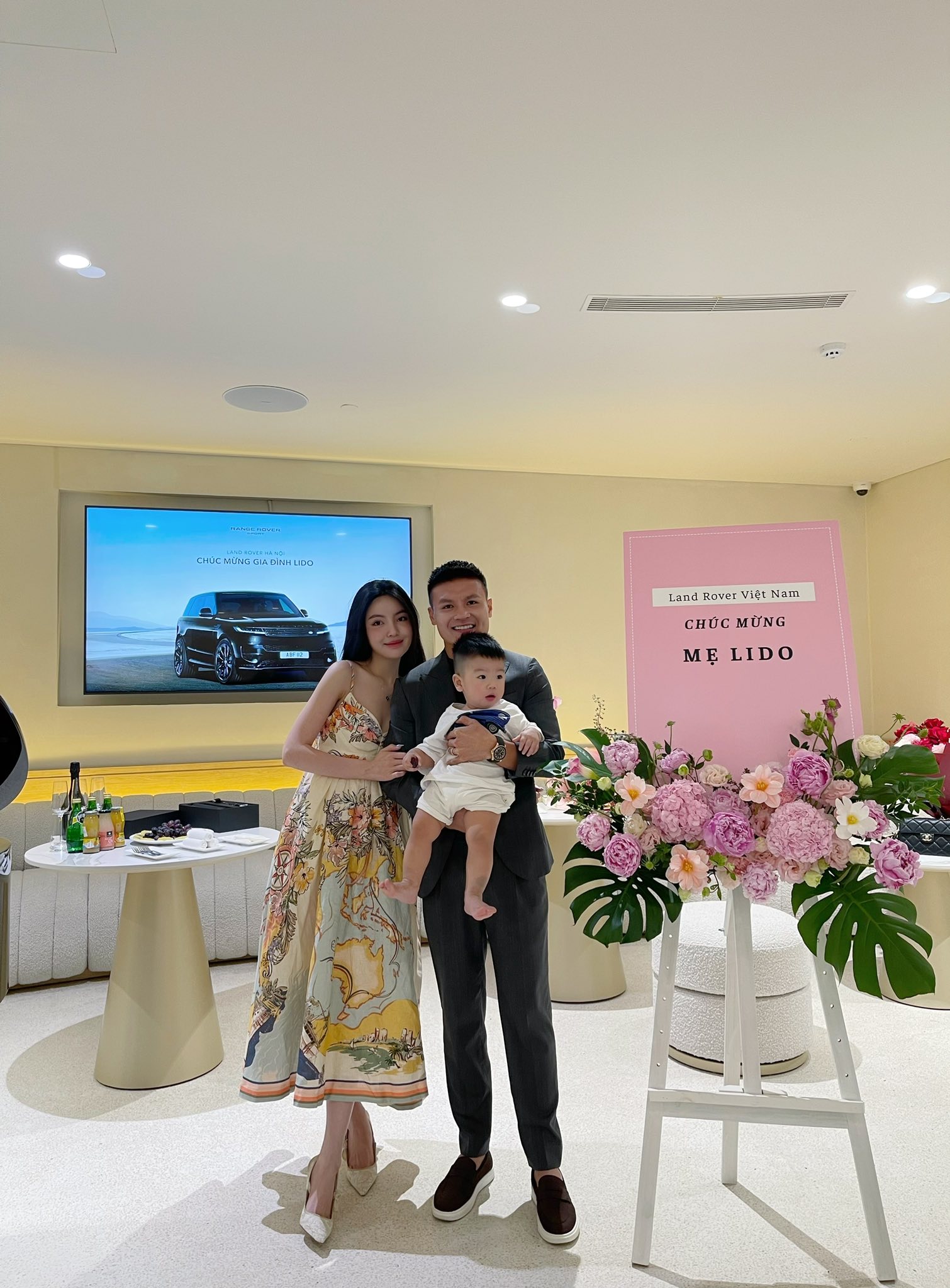 Quang Hải chơi lớn mua Range Rover hàng chục tỷ tặng Chu Thanh Huyền, chỉ với duy nhất một điều kiện- Ảnh 1.