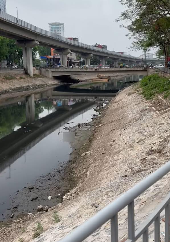 Hà Nội: Phát hiện thi thể người đàn ông nổi trên sông Tô Lịch- Ảnh 1.