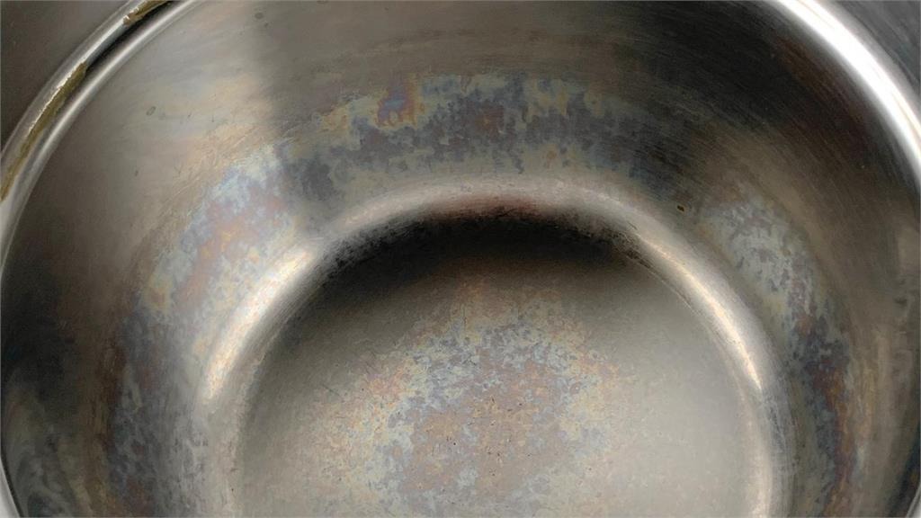 Rửa sạch đến mấy nồi chảo inox vẫn loang lổ vệt 