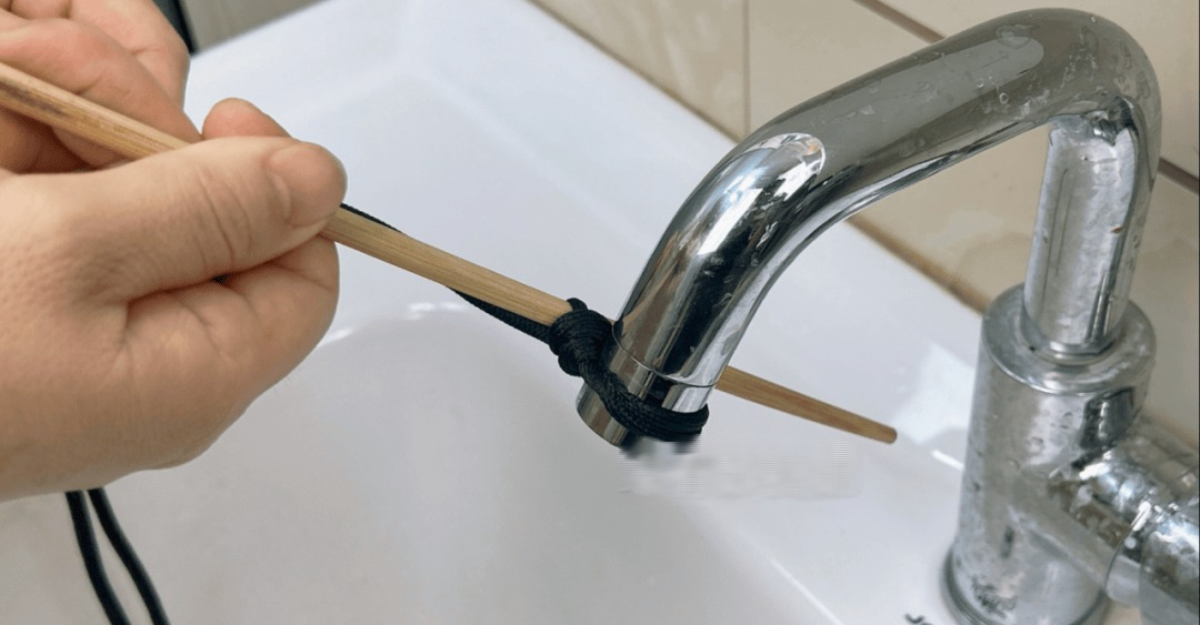 Dùng 1 sợi dây + 1 chiếc đũa, tôi 