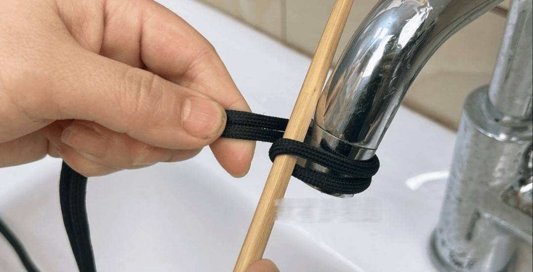 Dùng 1 sợi dây + 1 chiếc đũa, tôi 