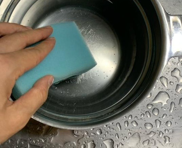 Rửa sạch đến mấy nồi chảo inox vẫn loang lổ vệt 