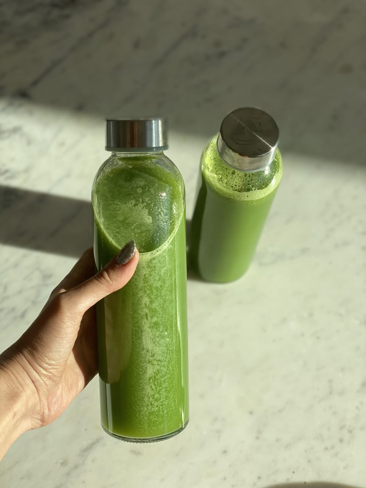 Đi nắng về uống ngay cốc nước xanh này: Nguyên liệu là rau của mọi nhà, phục hồi da và tóc bị cháy nắng- Ảnh 1.
