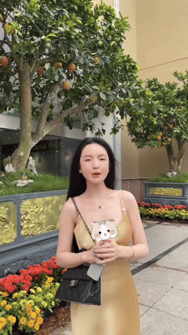 Chu Thanh Huyền - vợ Quang Hải diện váy 2 dây gợi cảm, lúc lại nhảy tưng tưng trên khán đài, được khen xinh nhất SVĐ- Ảnh 1.