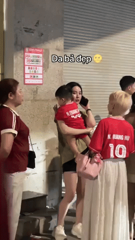 Chu Thanh Huyền - vợ Quang Hải diện váy 2 dây gợi cảm, lúc lại nhảy tưng tưng trên khán đài, được khen xinh nhất SVĐ- Ảnh 4.
