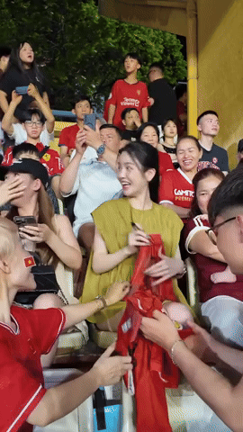 Chu Thanh Huyền - vợ Quang Hải diện váy 2 dây gợi cảm, lúc lại nhảy tưng tưng trên khán đài, được khen xinh nhất SVĐ- Ảnh 3.