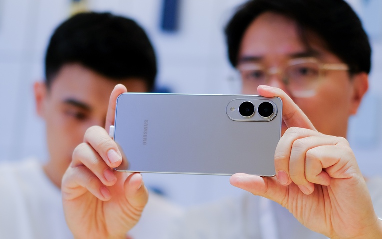 Galaxy S25 Edge - Từ chiếc máy bí ẩn đến trải nghiệm thực tế: Đây là những gì reviewer công nghệ nói- Ảnh 1.