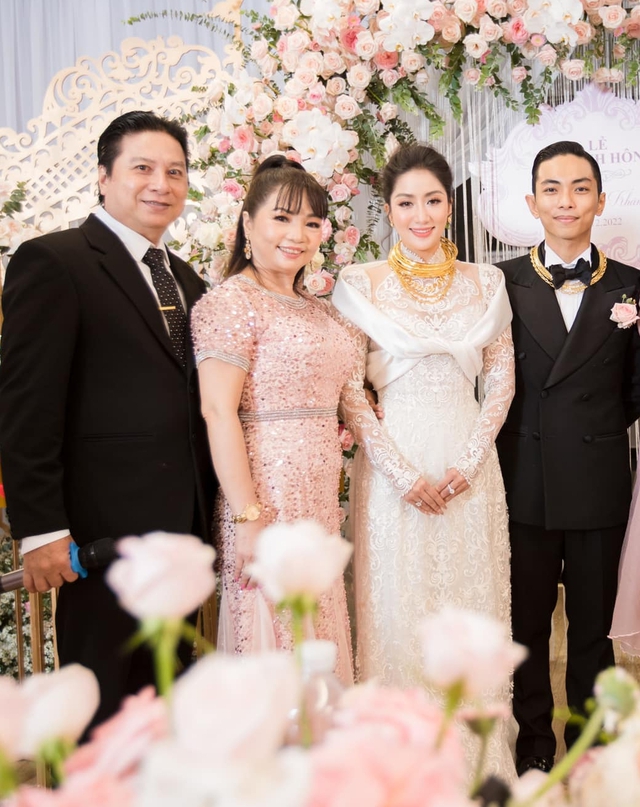 Mẹ chồng đại gia rạng rỡ 