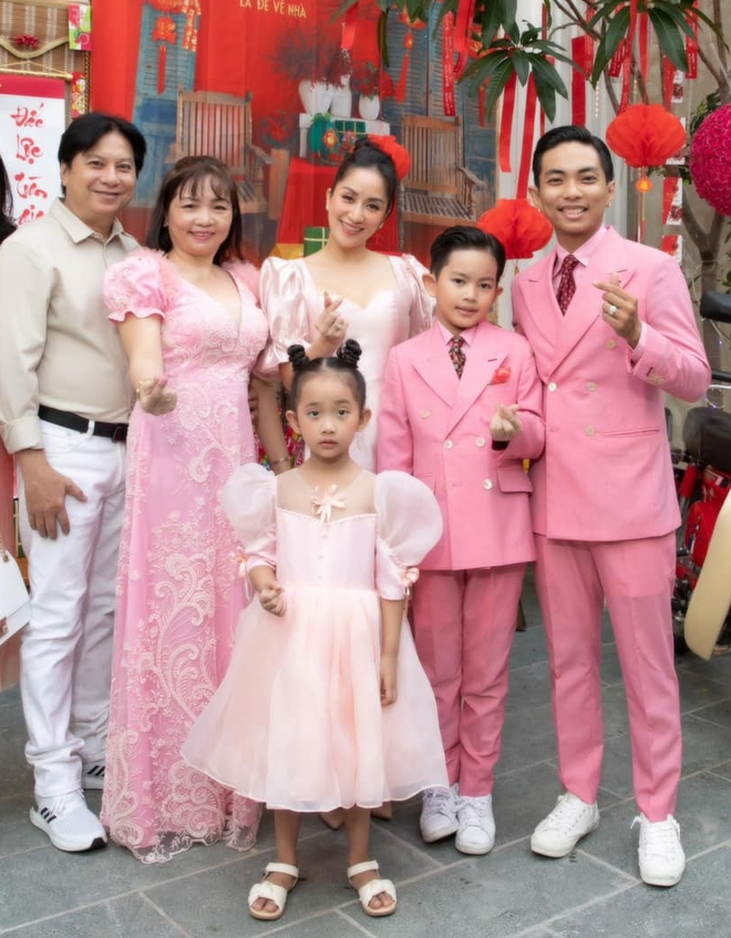 Mẹ chồng đại gia rạng rỡ 