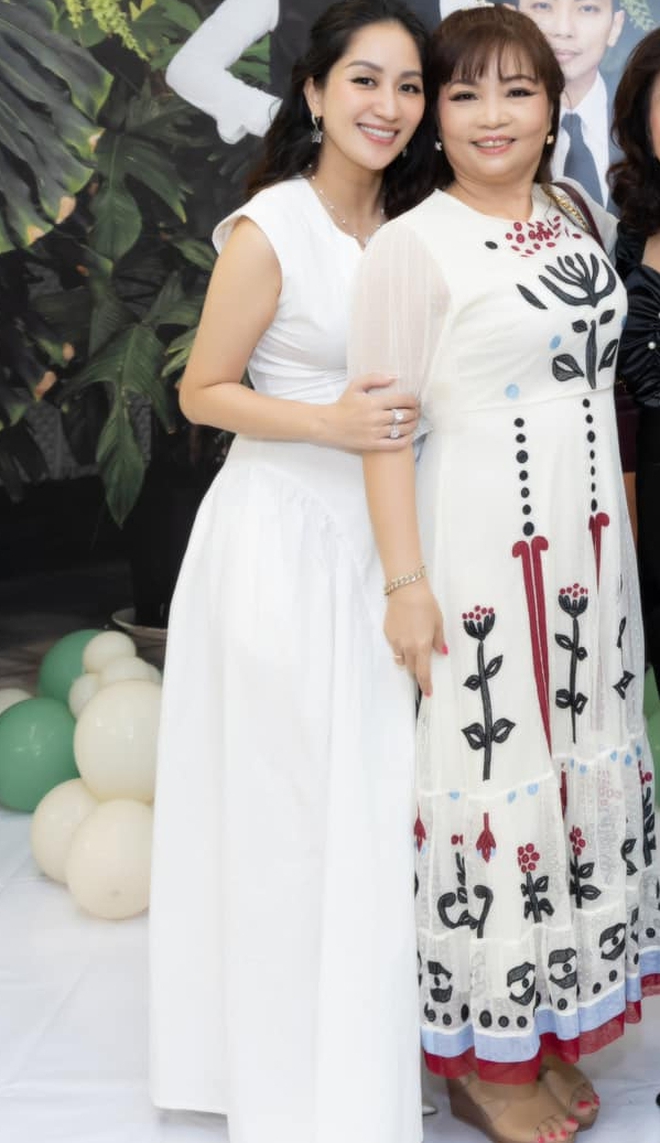 Mẹ chồng đại gia rạng rỡ 