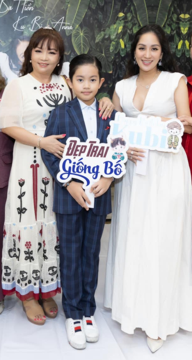 Mẹ chồng đại gia rạng rỡ 