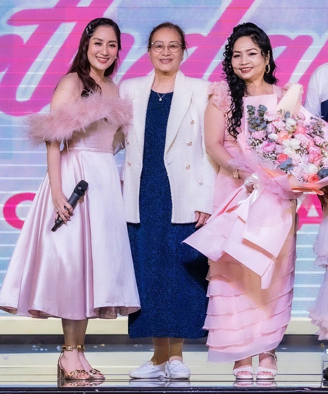 Mẹ chồng đại gia rạng rỡ 