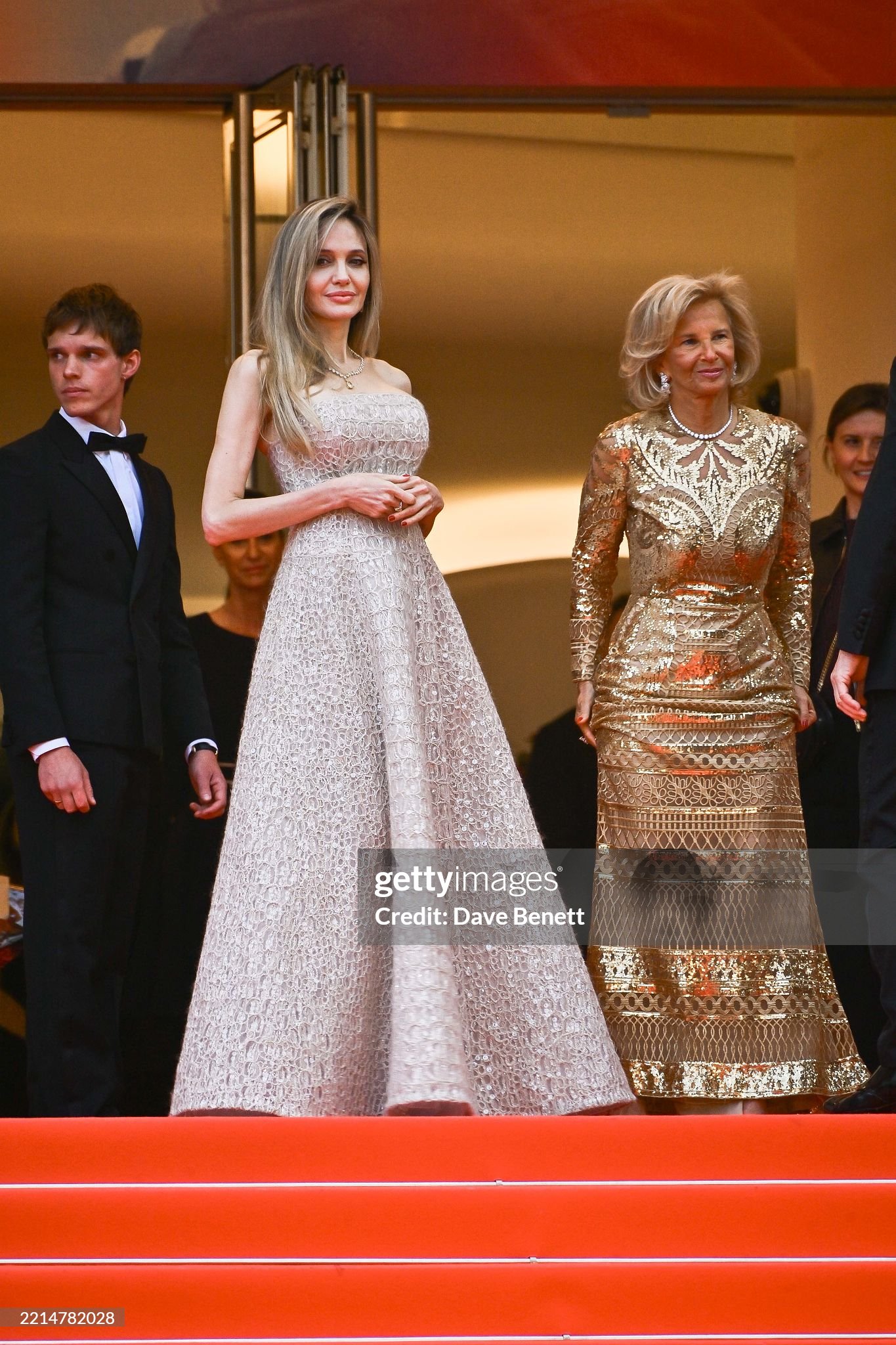 Thảm đỏ Cannes ngày 4: Angeline Jolie 