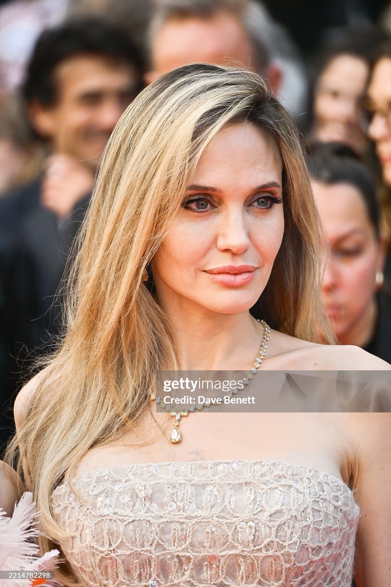 Thảm đỏ Cannes ngày 4: Angeline Jolie 