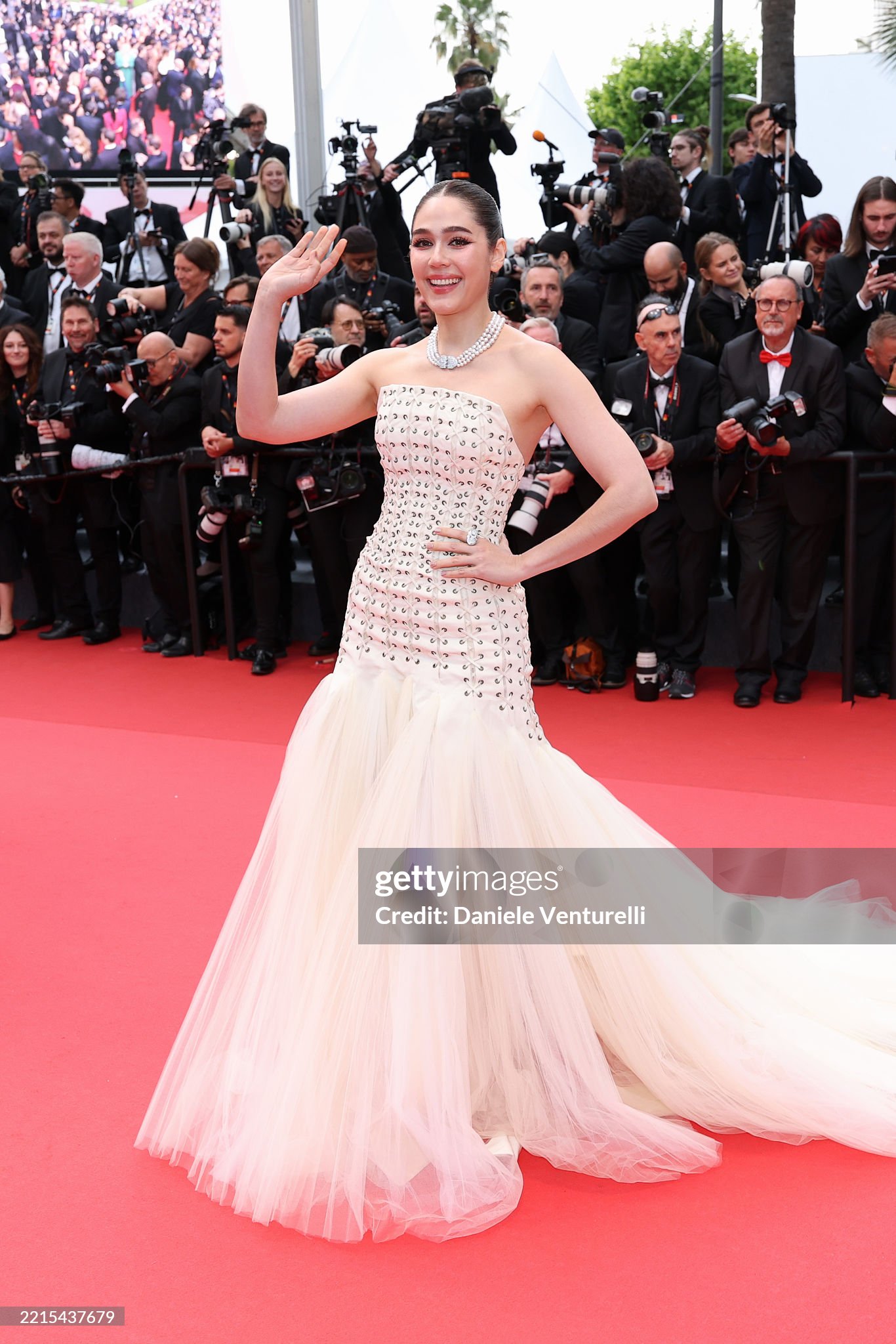 Thảm đỏ Cannes ngày 4: Angeline Jolie 