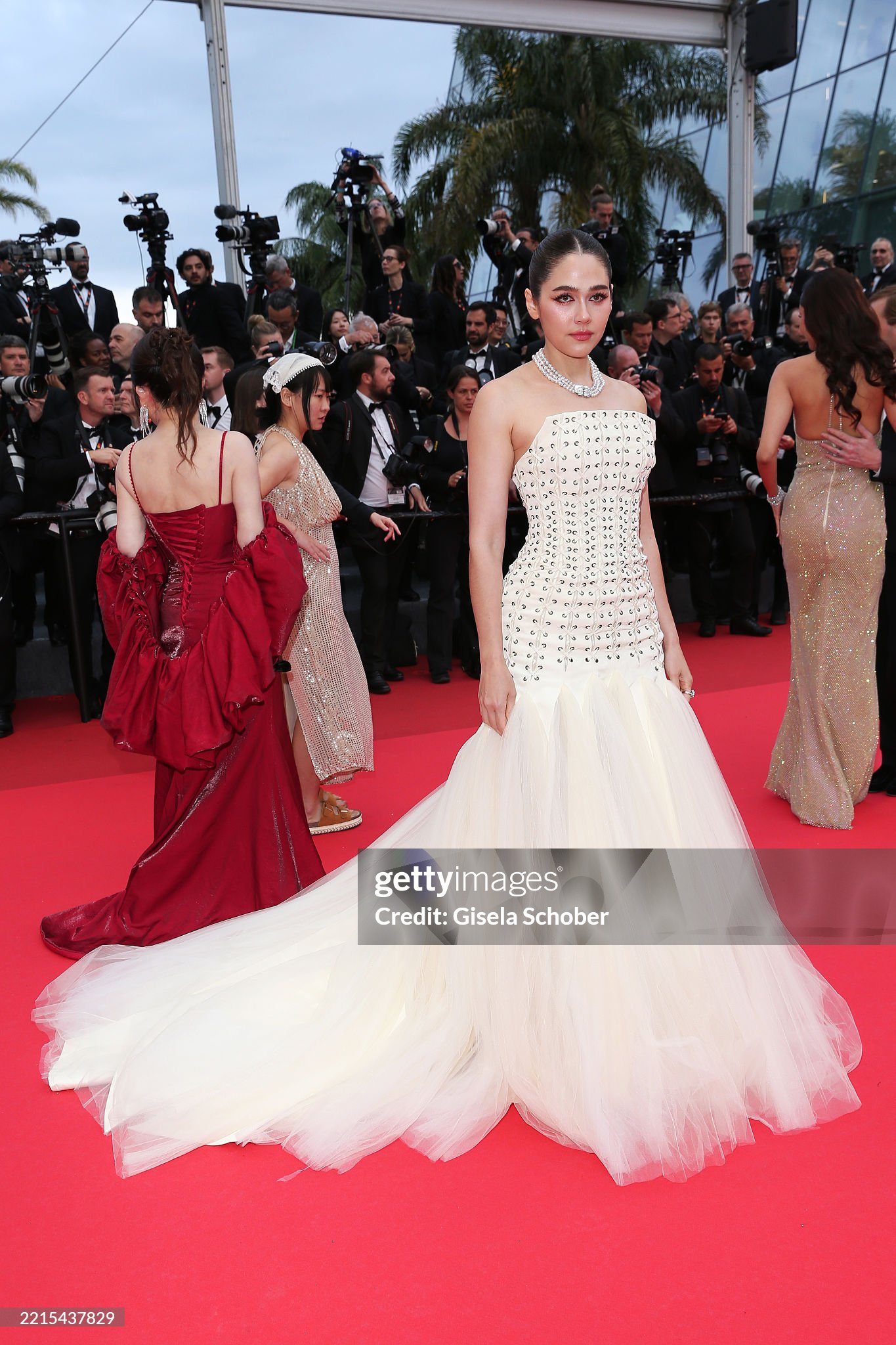 Thảm đỏ Cannes ngày 4: Angeline Jolie 