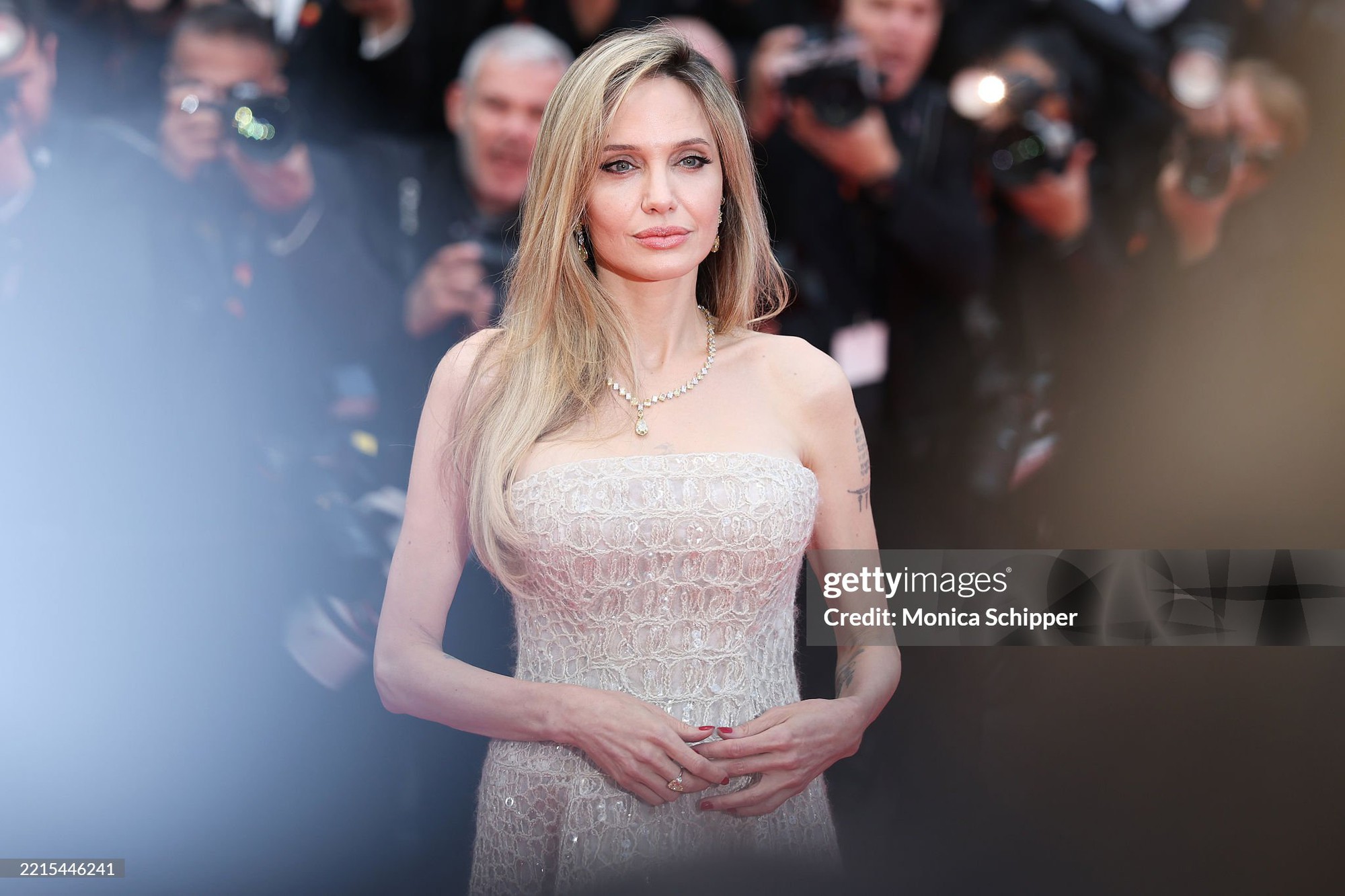 Thảm đỏ Cannes ngày 4: Angeline Jolie 