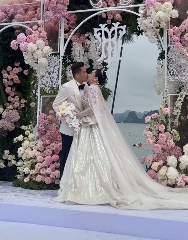 Hồ Quỳnh Hương hát live cao vút tặng chồng ca khúc tự sáng tác, trao nhau ánh mặt đắm say tràn ngập tình yêu- Ảnh 7. Hồ Quỳnh Hương hát live cao vút tặng chồng ca khúc tự sáng tác, trao nhau ánh mặt đắm say tràn ngập tình yêu- Ảnh 7.