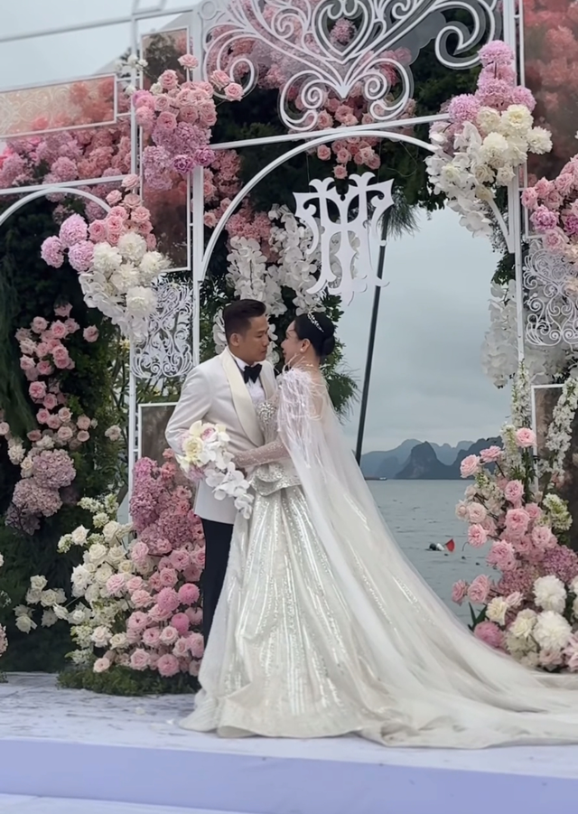 Hồ Quỳnh Hương hát live cao vút tặng chồng ca khúc tự sáng tác, trao nhau ánh mặt đắm say tràn ngập tình yêu- Ảnh 5. Hồ Quỳnh Hương hát live cao vút tặng chồng ca khúc tự sáng tác, trao nhau ánh mặt đắm say tràn ngập tình yêu- Ảnh 5.