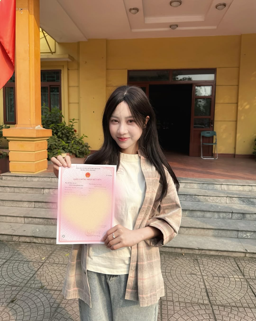 Màn cầu hôn khiến cả cõi mạng rưng rưng: Nhẫn cưới cả đời chỉ mua được 1 chiếc - "chồng người ta" xịn quá xịn!- Ảnh 2.