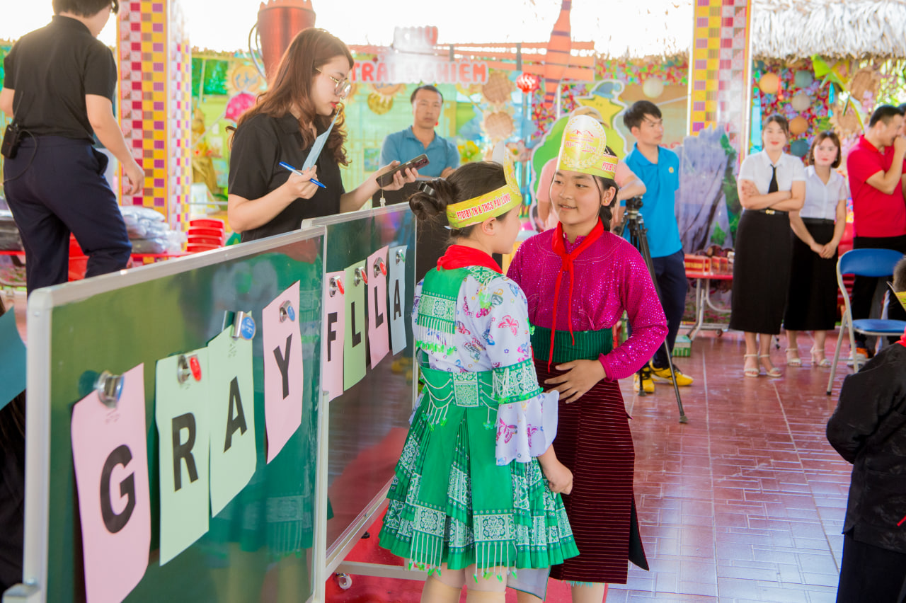 1 giáo viên tiếng Anh, 18 trường tiểu học, 76 lớp và 2.609 học sinh: Hành trình gieo chữ trên đá của Đại sứ WeChoice 2024- Ảnh 11.