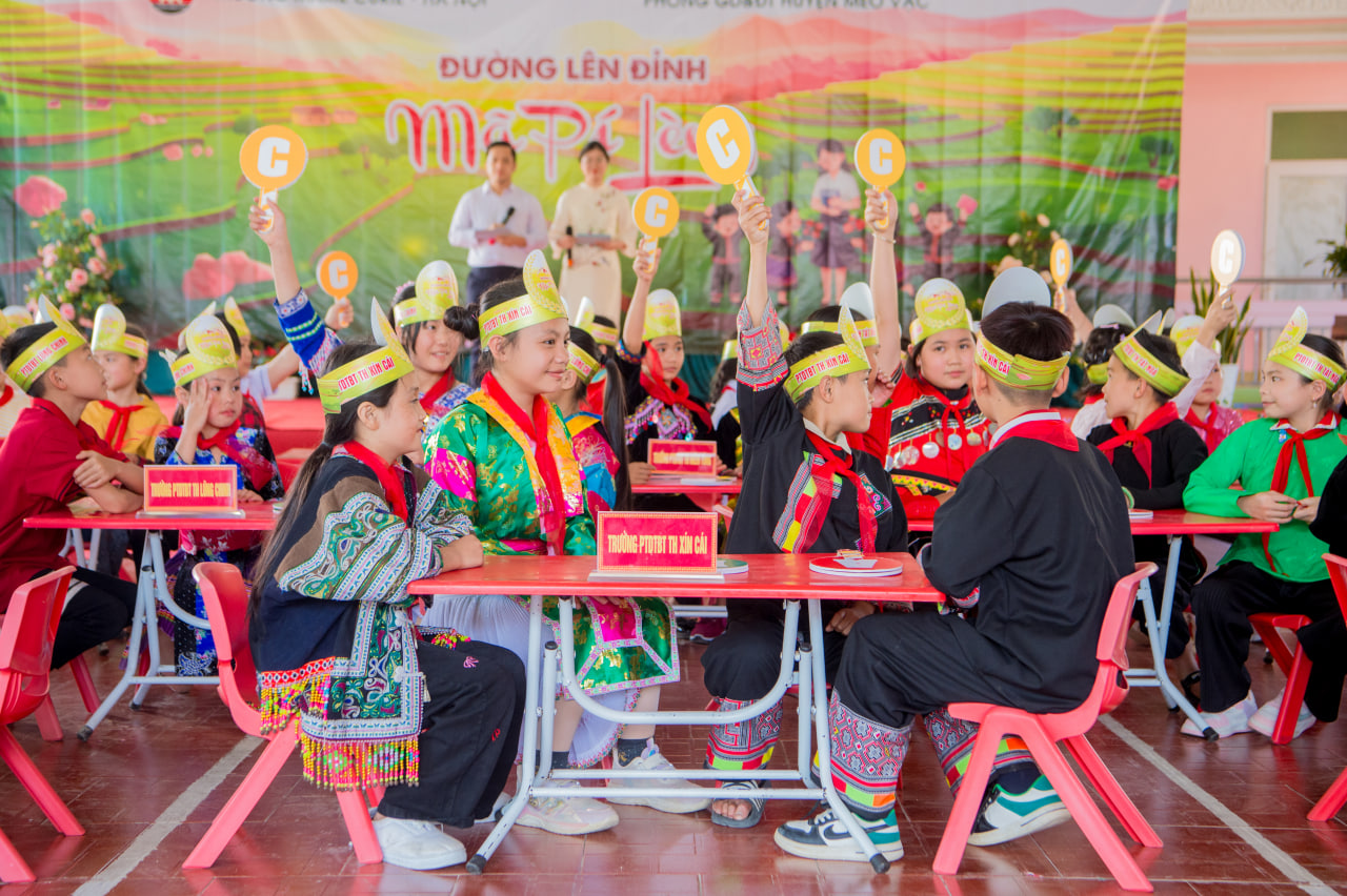 1 giáo viên tiếng Anh, 18 trường tiểu học, 76 lớp và 2.609 học sinh: Hành trình gieo chữ trên đá của Đại sứ WeChoice 2024- Ảnh 10.