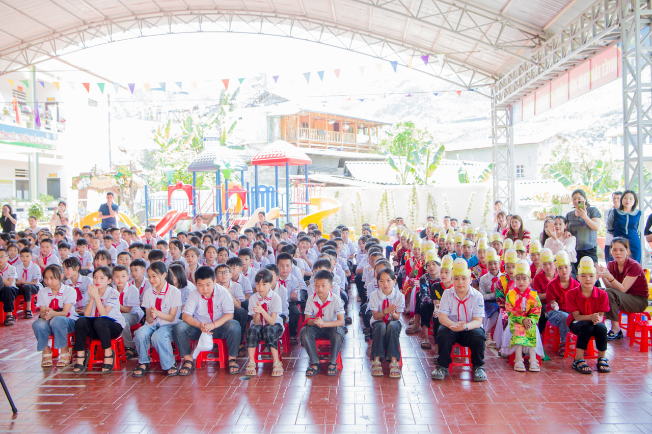 1 giáo viên tiếng Anh, 18 trường tiểu học, 76 lớp và 2.609 học sinh: Hành trình gieo chữ trên đá của Đại sứ WeChoice 2024- Ảnh 9.