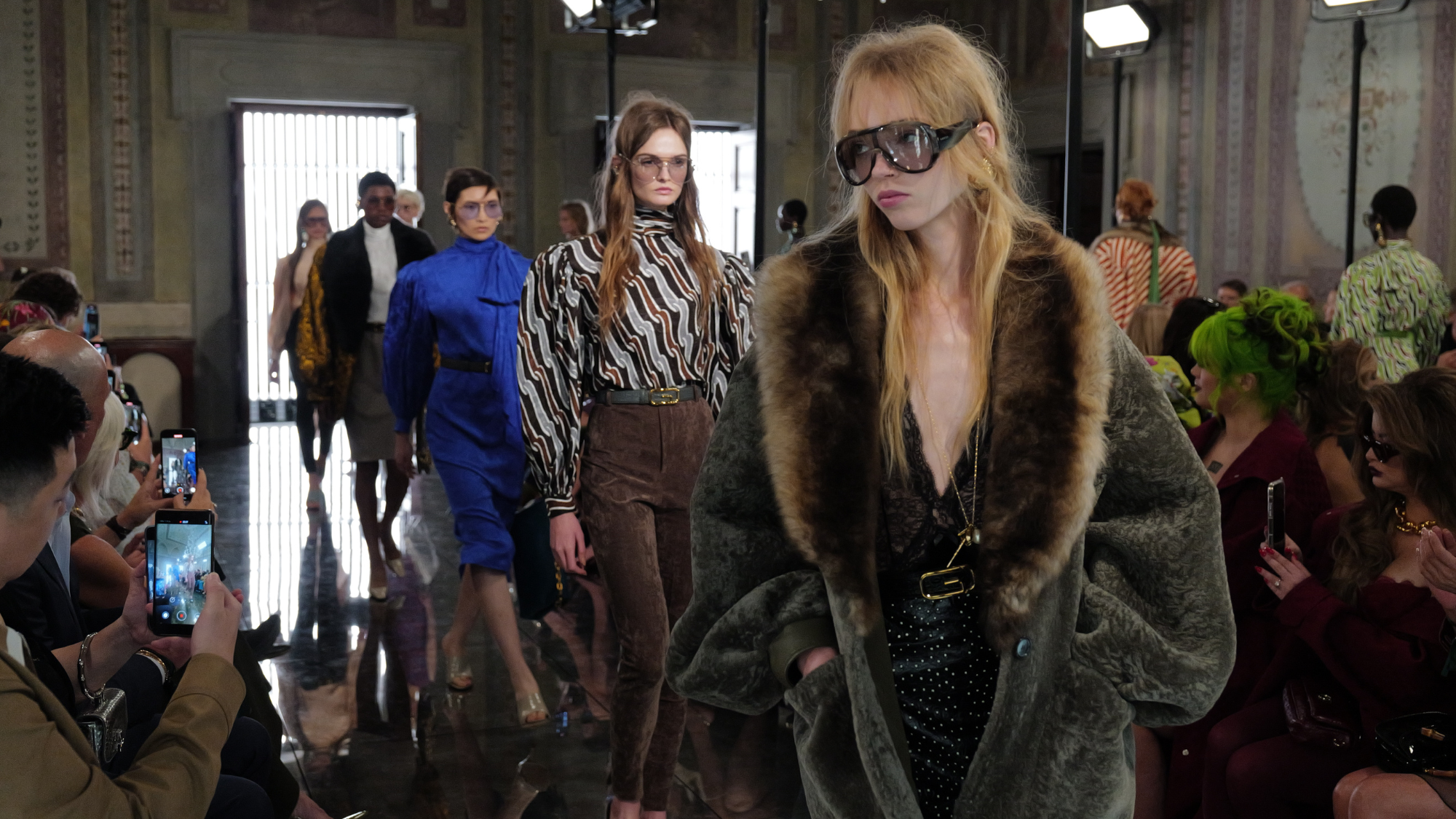 Gucci Cruise 2026: Cú chốt hoài niệm giữa cơn khủng hoảng, mở đường cho Demna bước vào cuộc chơi- Ảnh 1.