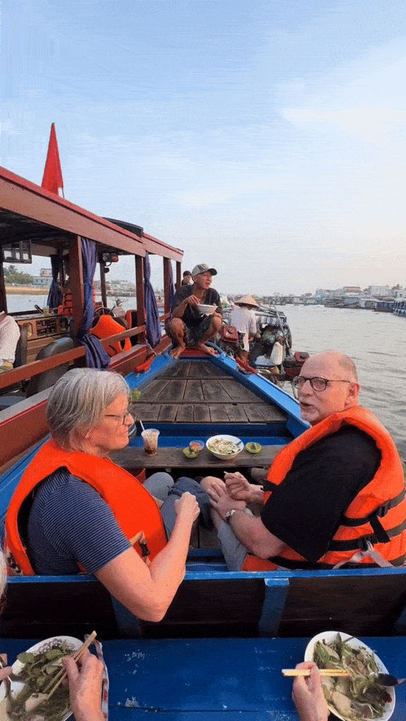 Khách Tây thích thú với hành động đơn giản của người Việt, nhận xét: "Chỉ trong mơ tôi mới làm được"- Ảnh 2.