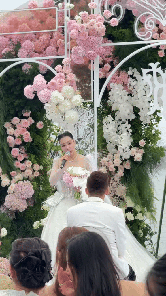 Hồ Quỳnh Hương hát live cao vút tặng chồng ca khúc tự sáng tác, trao nhau ánh mặt đắm say tràn ngập tình yêu- Ảnh 4. Hồ Quỳnh Hương hát live cao vút tặng chồng ca khúc tự sáng tác, trao nhau ánh mặt đắm say tràn ngập tình yêu- Ảnh 4.