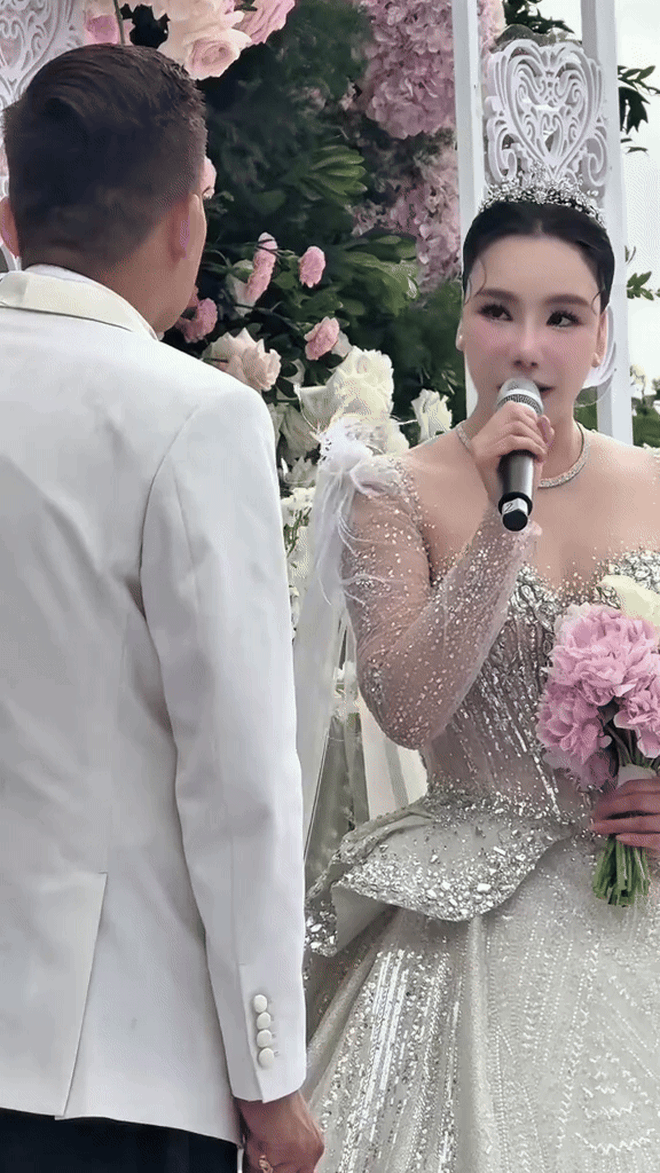 Hồ Quỳnh Hương đúng là cô dâu hạnh phúc, mặc váy cưới đính 10.000 viên pha lê nhưng đằng sau còn điều ý nghĩa hơn cả- Ảnh 6.