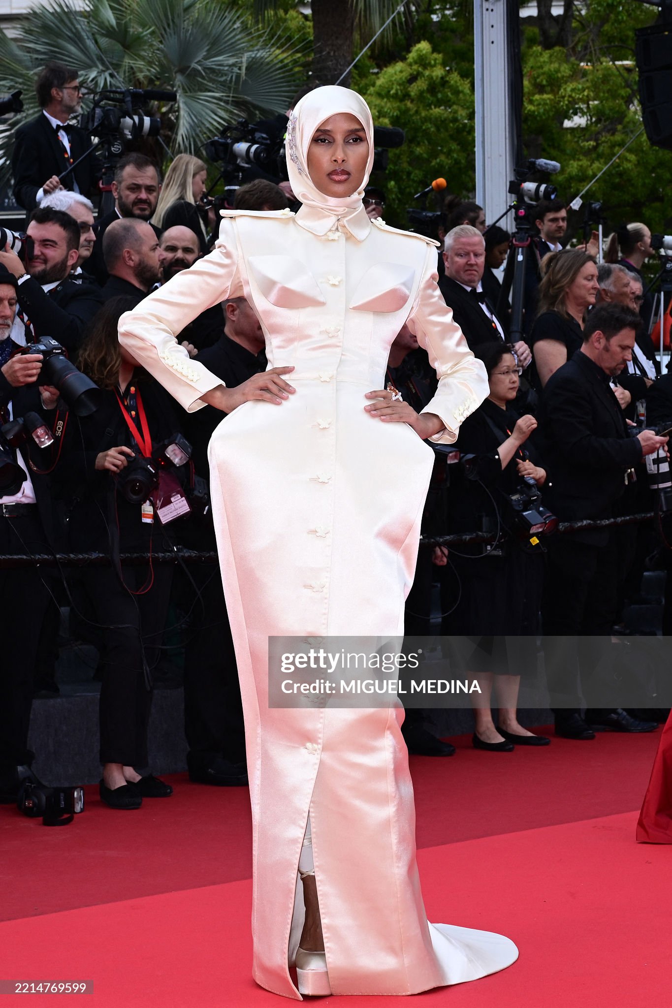Thảm đỏ Cannes ngày 4: Angeline Jolie 