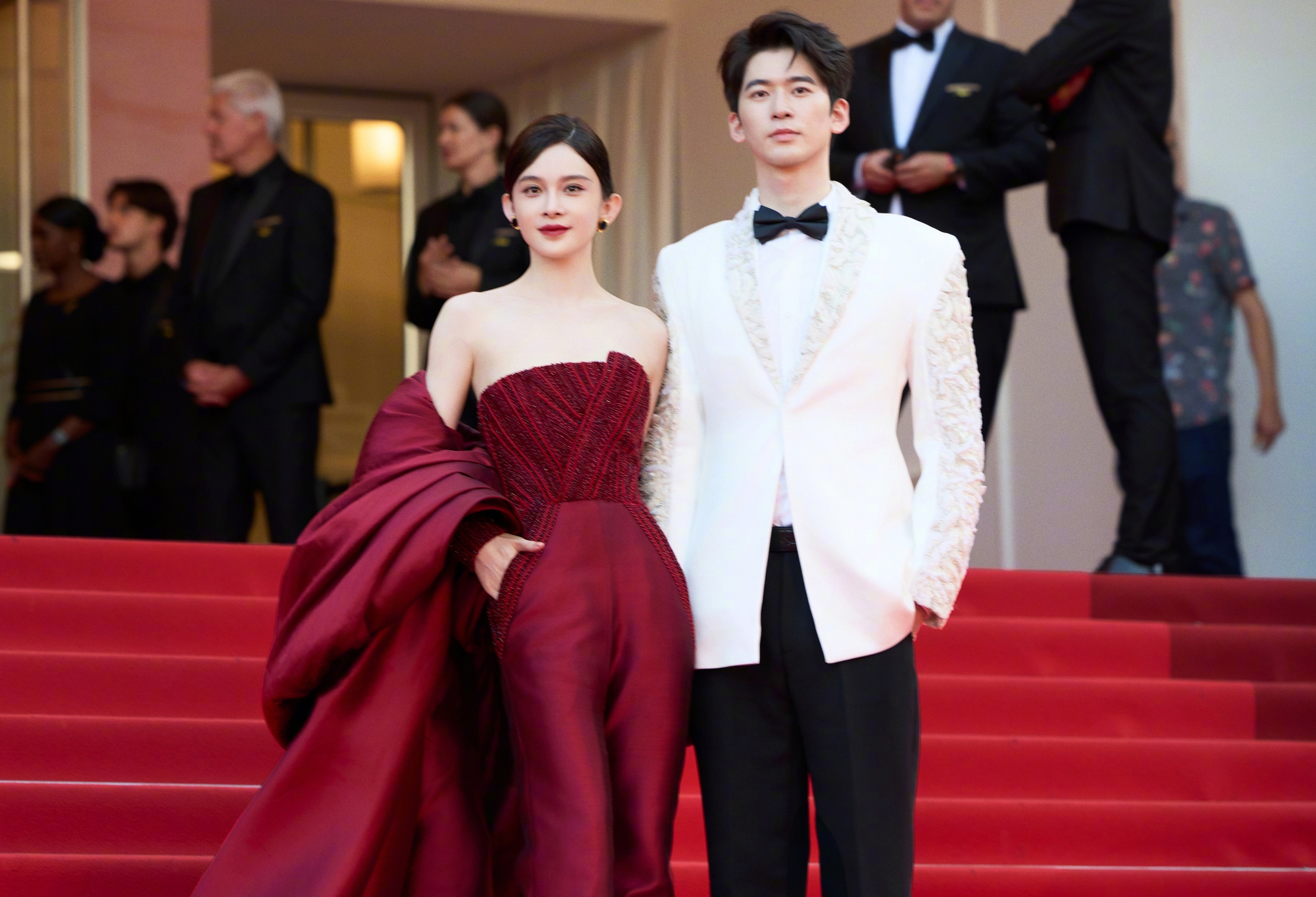 Clip sốc: Mỹ nhân Trung Quốc bị đuổi khỏi thảm đỏ Cannes vì hành động đáng xấu hổ với Tom Cruise- Ảnh 4. Clip sốc: Mỹ nhân Trung Quốc bị đuổi khỏi thảm đỏ Cannes vì hành động đáng xấu hổ với Tom Cruise- Ảnh 4.