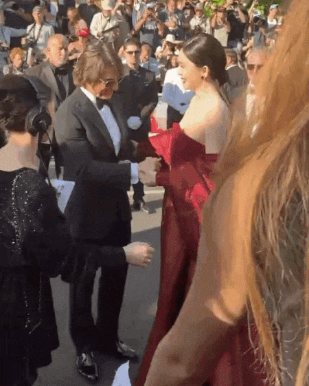 Clip sốc: Mỹ nhân Trung Quốc bị đuổi khỏi thảm đỏ Cannes vì hành động đáng xấu hổ với Tom Cruise- Ảnh 2. Clip sốc: Mỹ nhân Trung Quốc bị đuổi khỏi thảm đỏ Cannes vì hành động đáng xấu hổ với Tom Cruise- Ảnh 2.