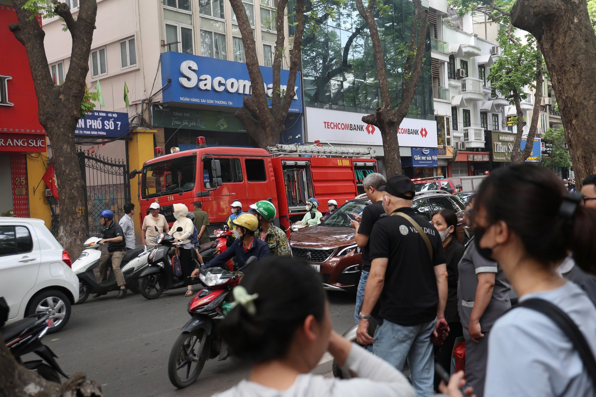 Hà Nội: Cháy nhà hàng nướng ở phố Phan Đình Phùng, lửa và khói bốc nghi ngút từ tầng 5- Ảnh 4.
