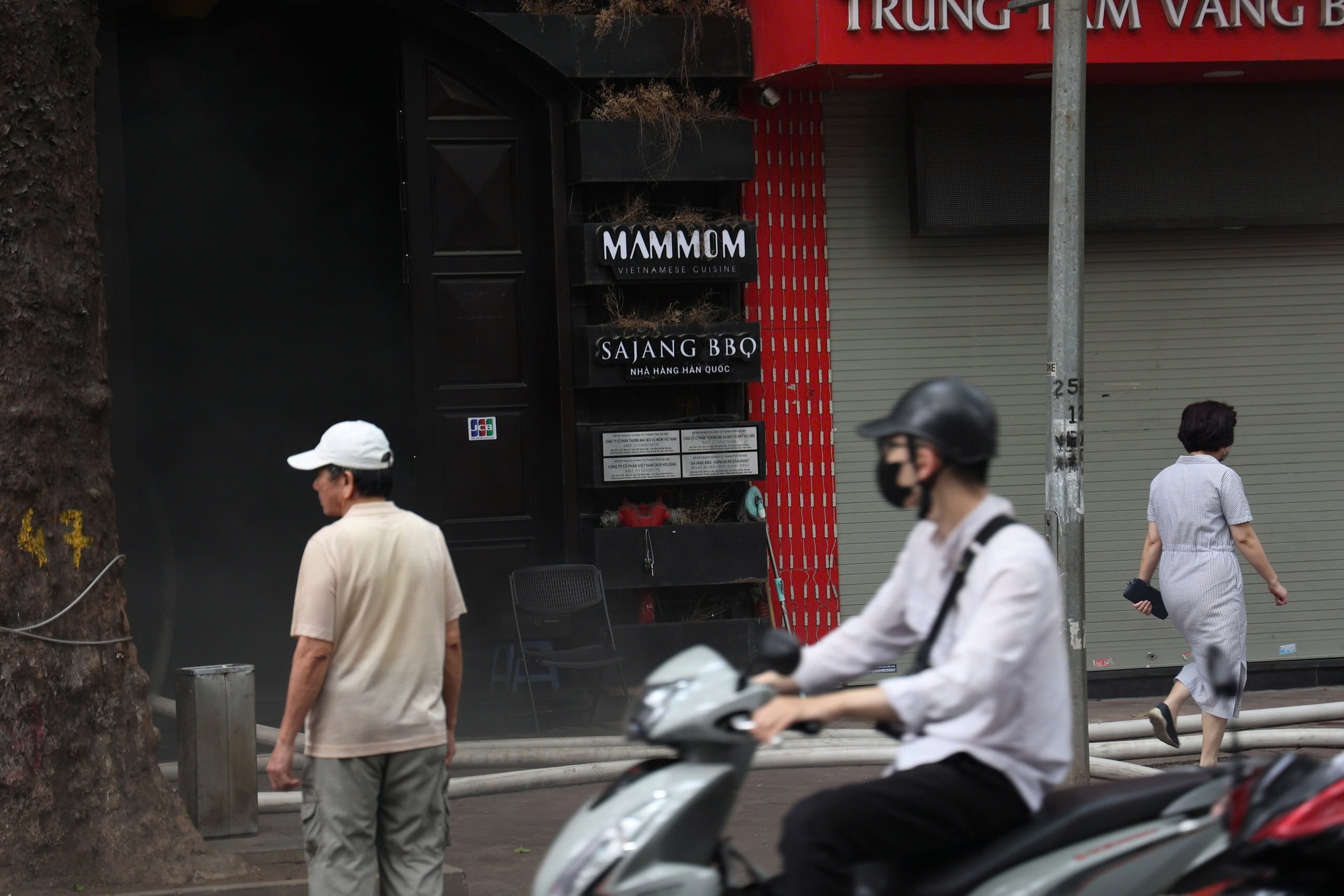 Hà Nội: Cháy nhà hàng nướng ở phố Phan Đình Phùng, lửa và khói bốc nghi ngút từ tầng 5- Ảnh 1.
