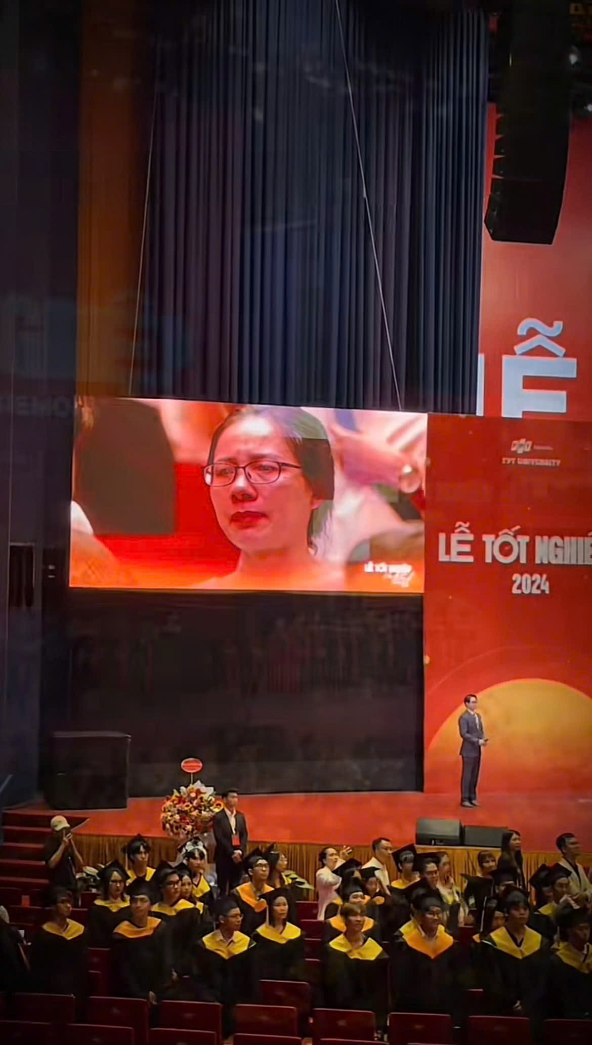 Muốn khóc nhất hôm nay: Khoảnh khắc không tiếng vỗ tay nhưng lại khiến cả triệu người nghẹn ngào trong lễ tốt nghiệp- Ảnh 2.
