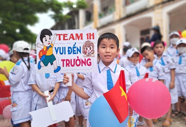 Từ 2026, cả nước tuyển sinh lớp 1, lớp 6 theo nguyên tắc "nhà gần trường"- Ảnh 1.