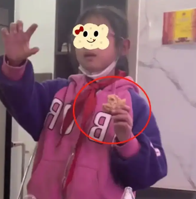 Bức ảnh ăn bánh Hamburger của 1 đứa trẻ khiến cõi mạng "dậy sóng": Vì điều gì mà người mẹ bị chỉ trích thiếu trách nhiệm?- Ảnh 2.