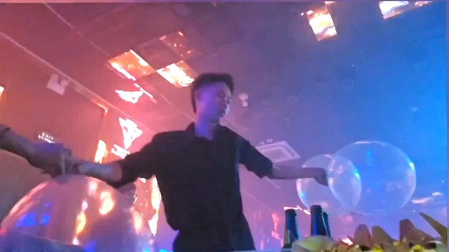 Quán bar lớn nhất TP Điện Biên Phủ bị rút phép vẫn cho khách nhảy nhót, hút bóng cười xuyên đêm- Ảnh 2.