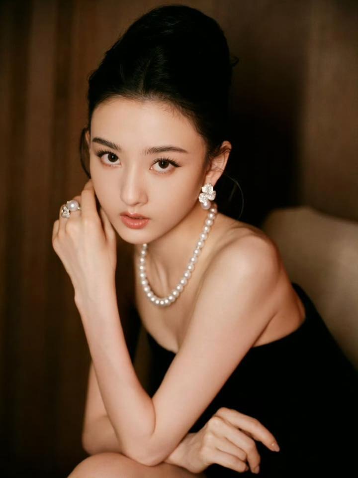 Mỹ nữ lấn lướt Lưu Diệc Phi đẹp bất chấp cam thường tại tiệc Vogue, nhưng vẫn phải dè chừng 1 người- Ảnh 9.
