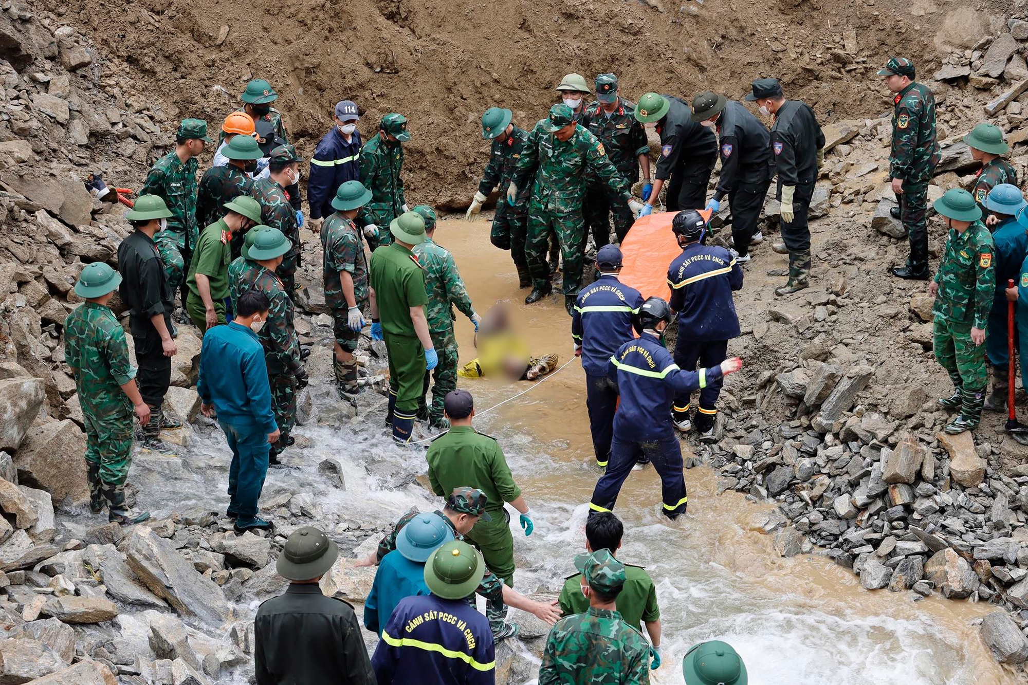 Tìm thấy thi thể người gặp nạn thứ 4 trong vụ sạt lở công trường thuỷ điện ở Lai Châu- Ảnh 2.