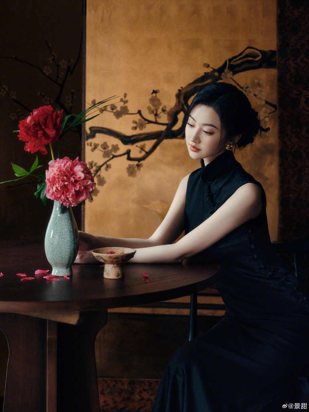 Mỹ nữ lấn lướt Lưu Diệc Phi đẹp bất chấp cam thường tại tiệc Vogue, nhưng vẫn phải dè chừng 1 người- Ảnh 5.