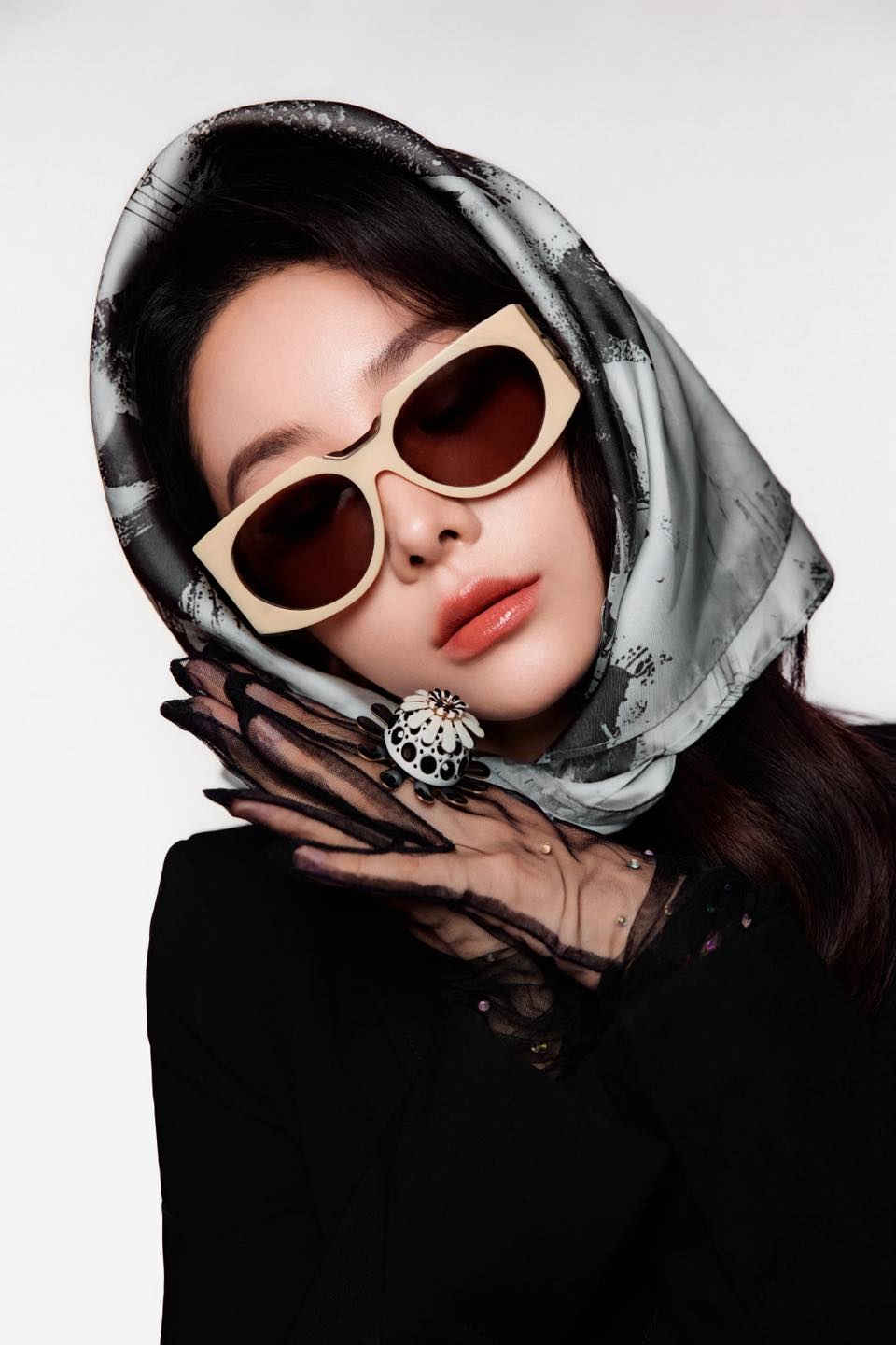 Mỹ nữ lấn lướt Lưu Diệc Phi đẹp bất chấp cam thường tại tiệc Vogue, nhưng vẫn phải dè chừng 1 người- Ảnh 17.