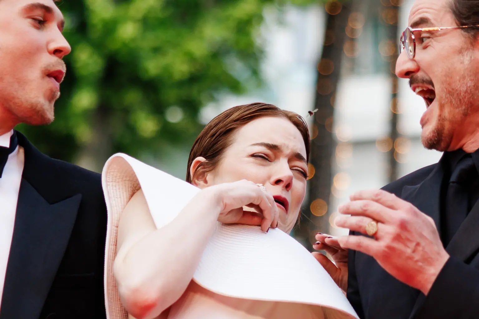 Clip hot: Minh tinh hạng A bị “tấn công” ngay trên thảm đỏ Cannes, bạn diễn phải ra tay giải cứu- Ảnh 1.