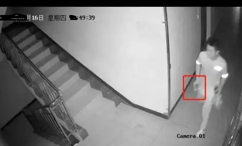 Căn hộ đối diện bỏ trống từ lâu nhưng camera ghi lại được bóng người bí ẩn, tôi dán băng dính lên tay nắm cửa thì phát hiện sự thật- Ảnh 1.