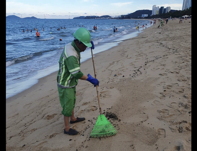 Dầu vón cục lại xuất hiện ở biển Nha Trang, dính đầy vào du khách tắm biển- Ảnh 2.